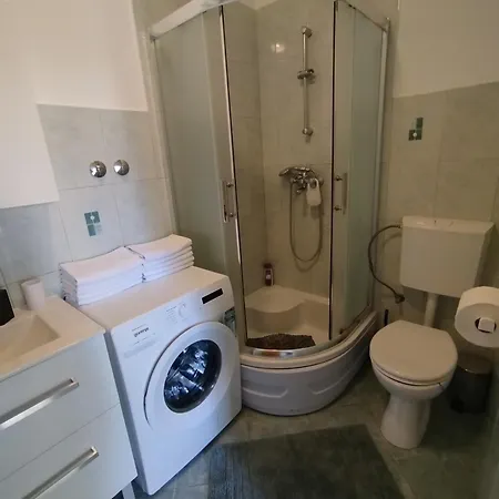 Nede, Poljica Marina